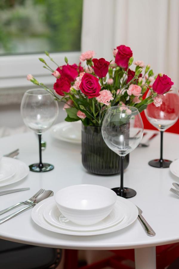 Central Apartment Solec Wilanowska By Noclegi Renters Warsawa Bagian luar foto